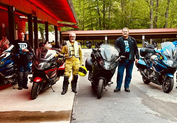 IHML to Paris, Tennessee Damian, Brendan, Jim and Andy left early from the Iron Horse Motorcycle Lodge on Sunday morning. We had a great ride up...